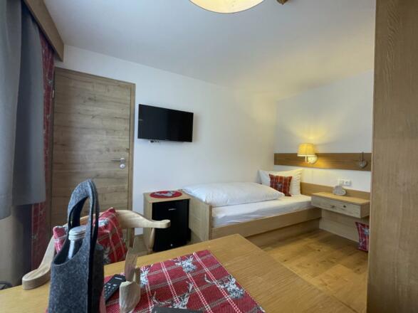 EZ_6_Wohn-Schlafbereich mit Zugang zum Bad (Dusche/WC)