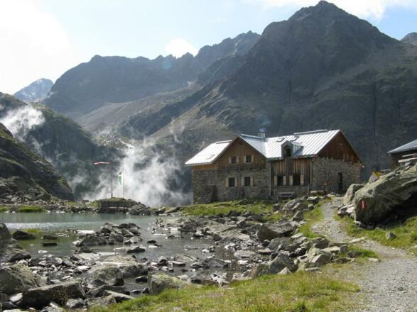Winnebachseehütte mit See und Wasserfall