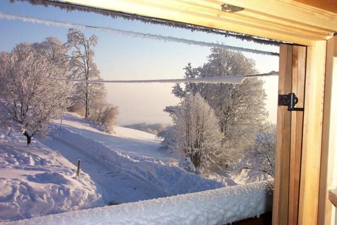 Schöner winterlicher Ausblick Schlafzimmer Stipfing