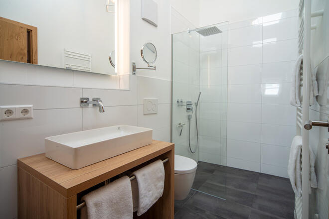 2. Bad mit bodengleicher Dusche und WC