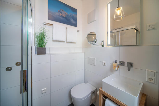 3. Bad mit bodengleicher Dusche und WC