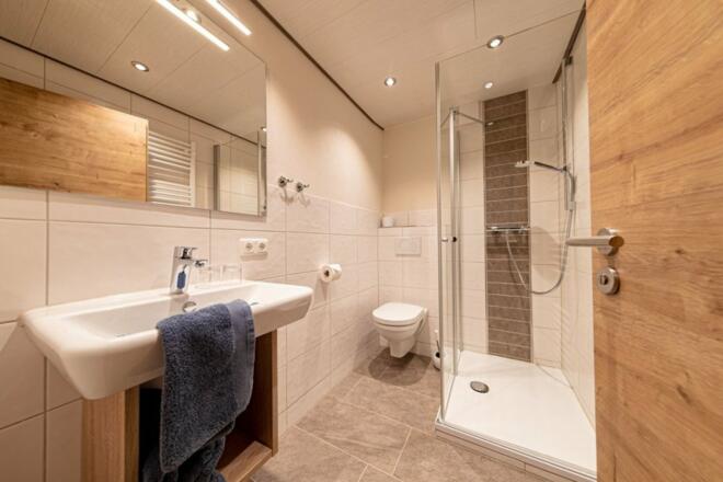 DZ_3_Zimmer 3 Badezimmer mit Dusche und WC