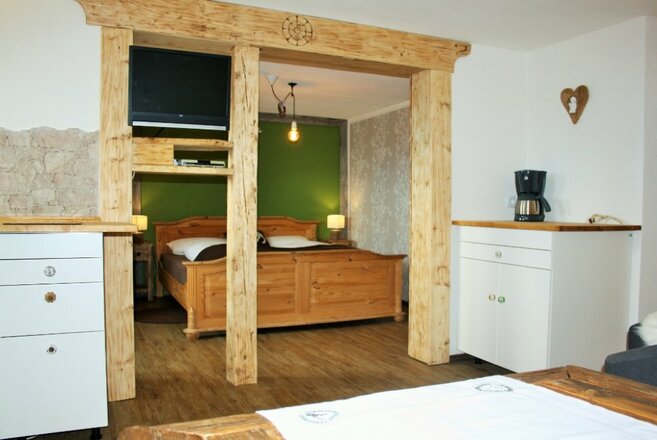 Wohnbereich mit Blick zum Schlafzimmer