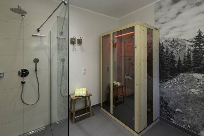 Privat-Spa: Infrarot-Kabine im Bad