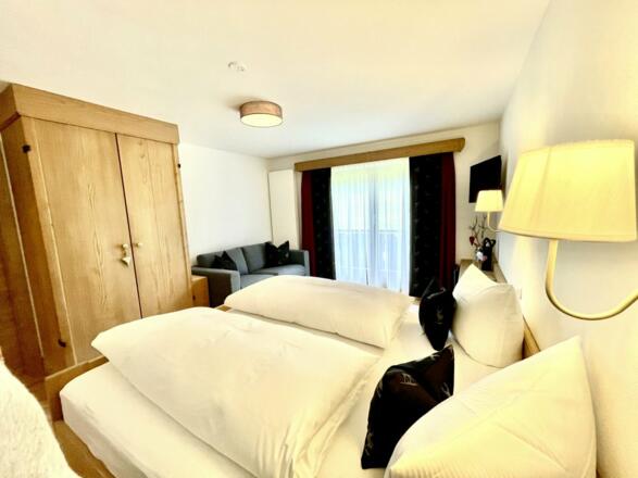 FeWo_5_Schlafzimmer mit Zugang zum eigenen Balkon