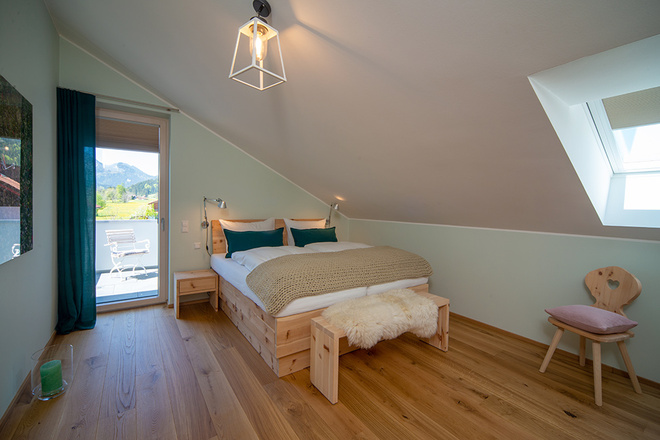 2. Zirbenholz-Schlafzimmer