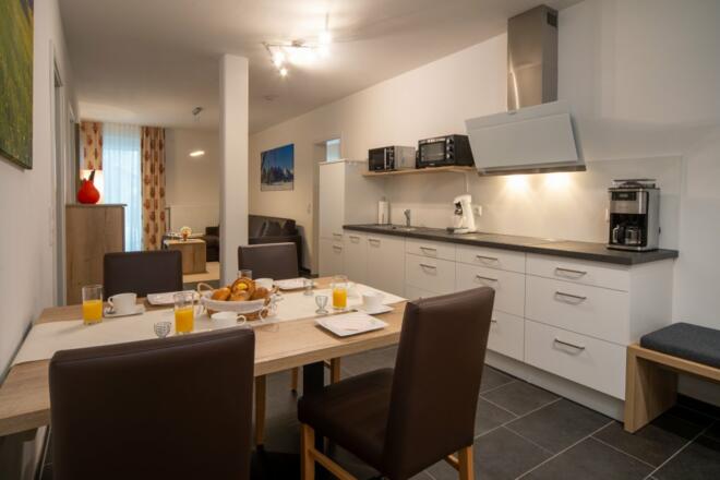 Küchenzeile und Esstisch für 4 Personen