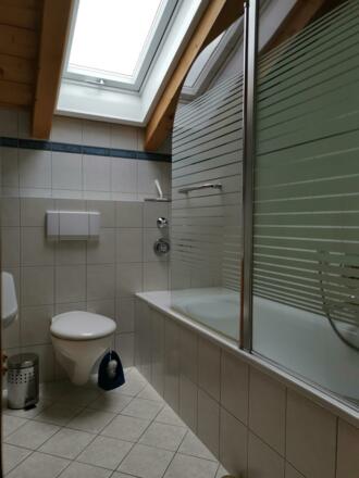 Bad mit Wanne und Dusche