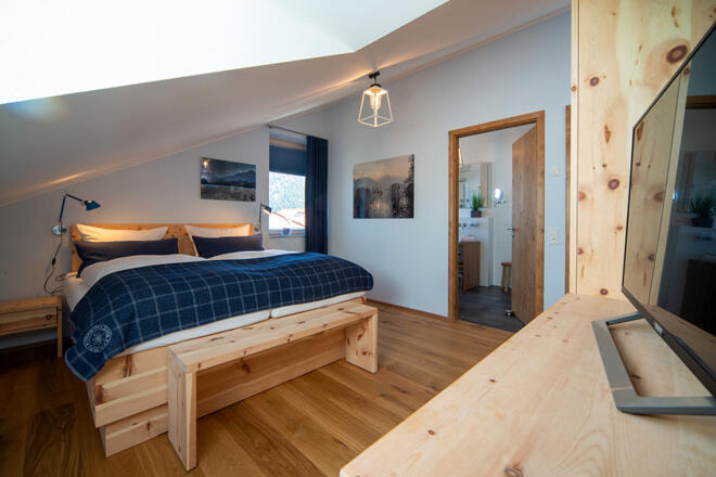 1. Zirbenholz-Schlafzimmer