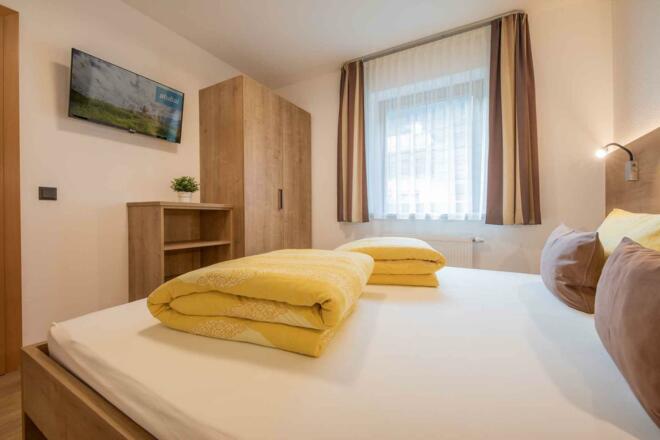 Schlafzimmer m. Fernseher - Ferienwohnung Viktoria