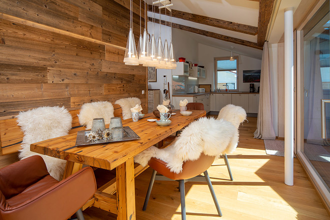 Essbereich mit Landhaus-Kueche im Hintergrund