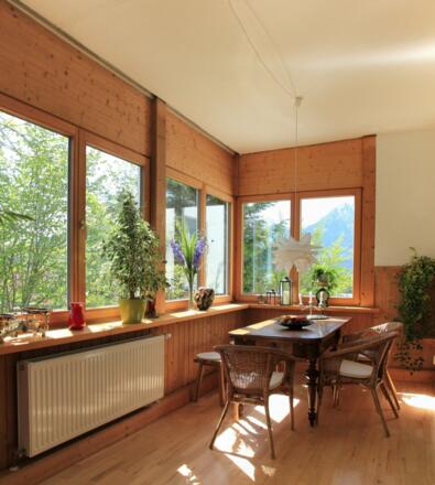 Wintergarten mit Blick in die Berge