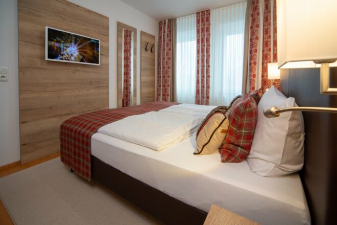 Flat-TV im Schlafzimmer