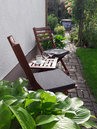 Sitzgelegenheit vor dem Haus