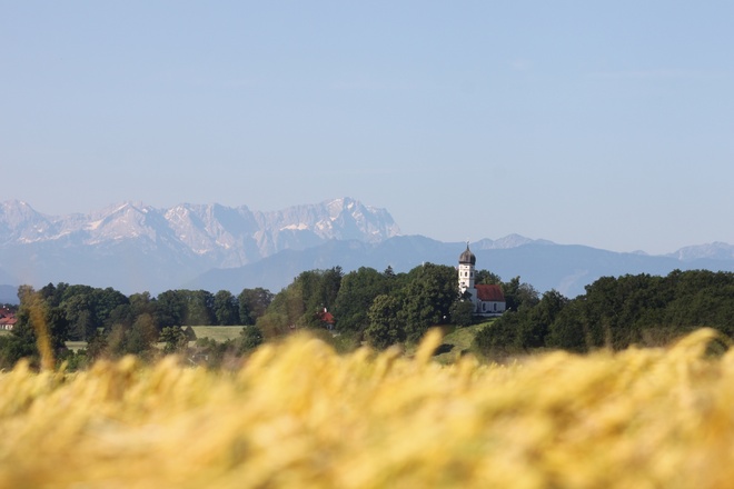 Holzhausen bei Münsing mit Blick auf die Zugspitze