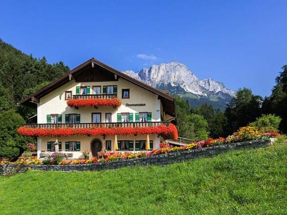 Hausansicht mit Untersberg