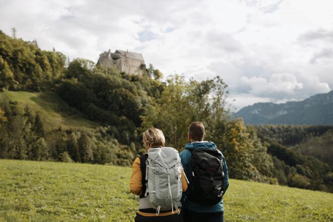 Wanderweg mit Blick auf die Burg Altpernstein