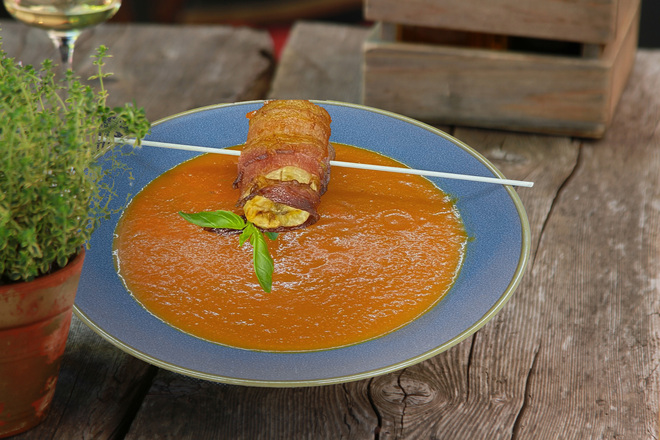 Tomaten-Orangensuppe mit Speckbanane im Steakhaus Schusterhäusl