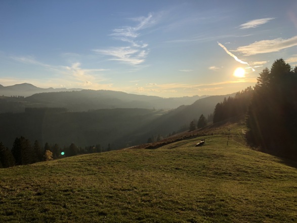 Abendstimmung auf dem Rücken des Hauchenberges mit Sonnenuntergang
