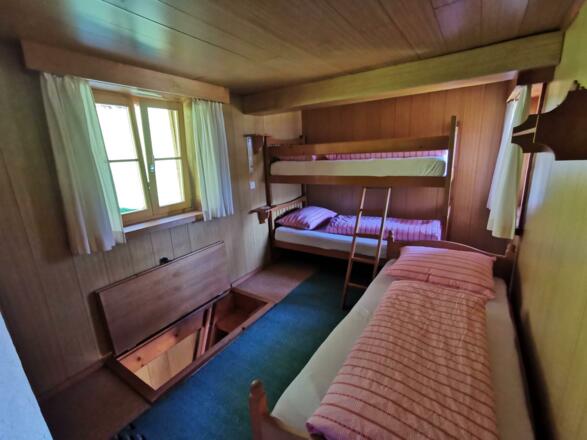 Schlafzimmer mit Stockbett und Einzelbett