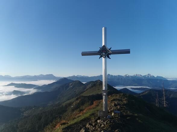 Almkogel Gipfelkreuz mit Nebelmeer