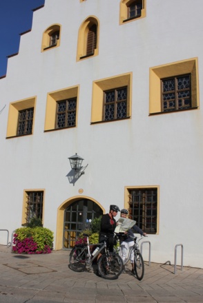 Vor dem Ballenhaus in Schongau einen letzten Blick in die Karte werfen