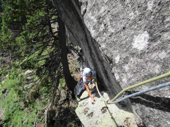 Querung mit Kriechband in der 1. Seillänge (VI+)