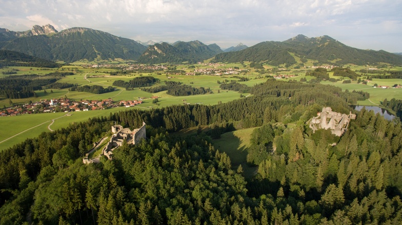 Burgruinen Hohenfreyberg und Eisenberg mit Alpenpanorama