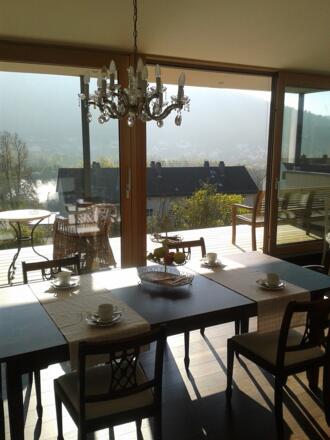 Frühstücksraum mit schönem Ausblick