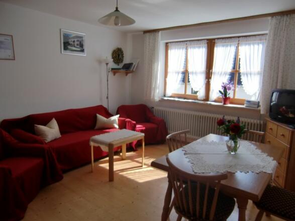 Wohnküche mit Couch, Esstisch und TV, Ferienhof Kramschuster, Aiglsbach, Hopfenland Hallertau