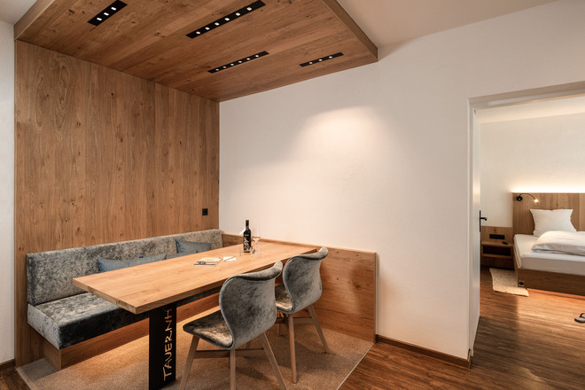 Gemütliche Sitzecke in Tauernhofs Familiensuite