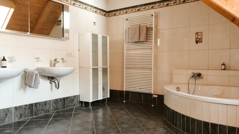 Großes Badezimmer