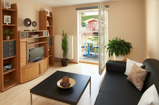 Ferienwohnung No2 - Wohnzimmer mit Blick in den Garten