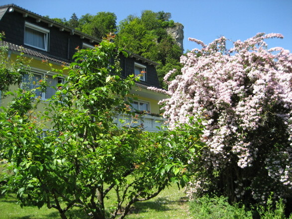 Haus mit Kirchfelsen