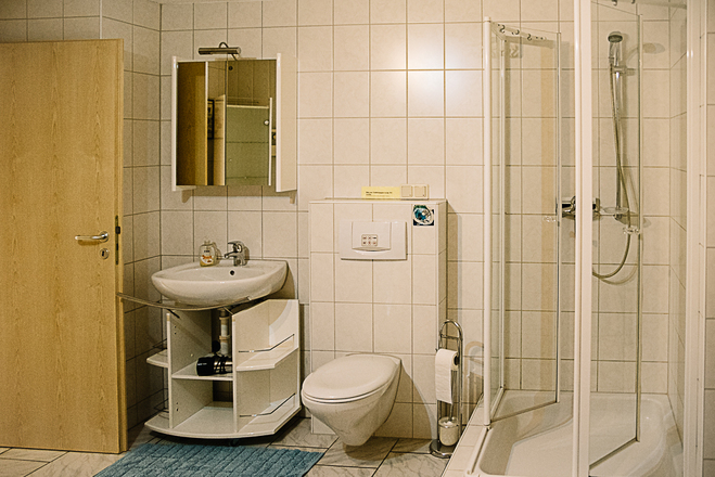 Bad mit Dusche und WC