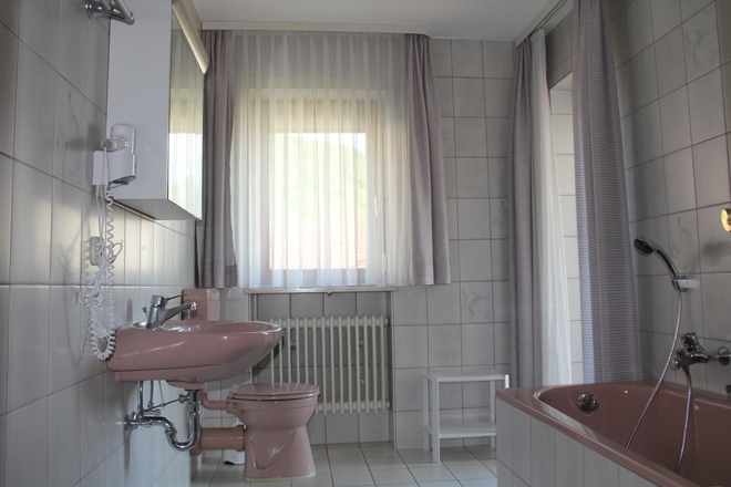 Bad mit Wanne und Dusche