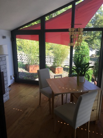 Wintergarten mit Esstisch