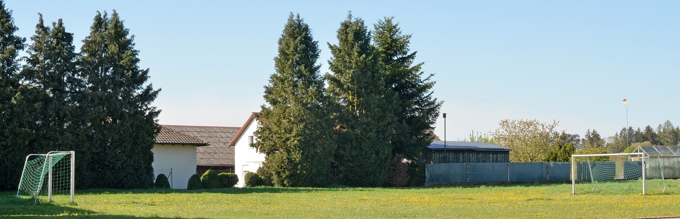 Gegenüberliegender Bolzplatz