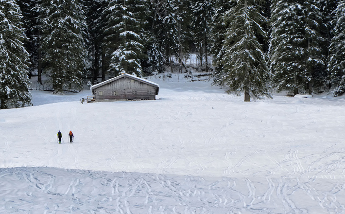 Skitourengeher an der Eckaualm auf dem Weg zur Hochalm