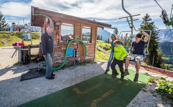 Personal an der Talstation hilft beim Ausstieg