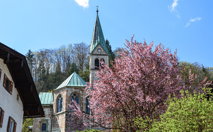 Frühling an der Christuskirche Berchtesgaden