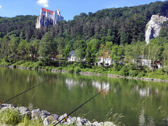Angeln mit Blick auf Burg Prunn