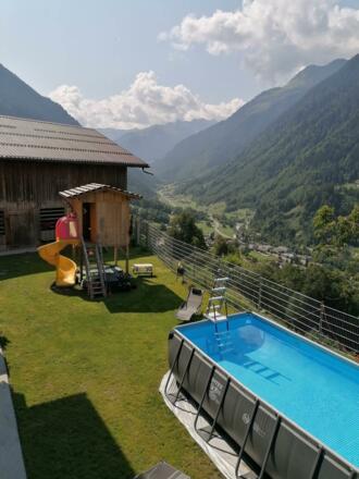 Spielturm und Pool
