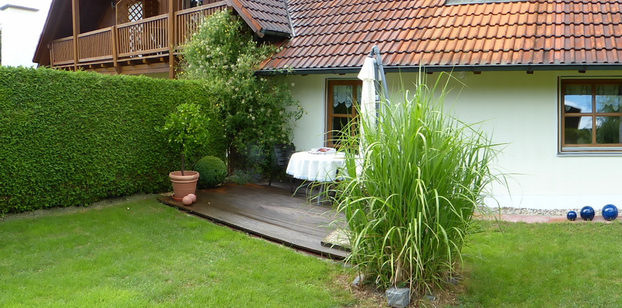 Gartenansicht mit Terrasse