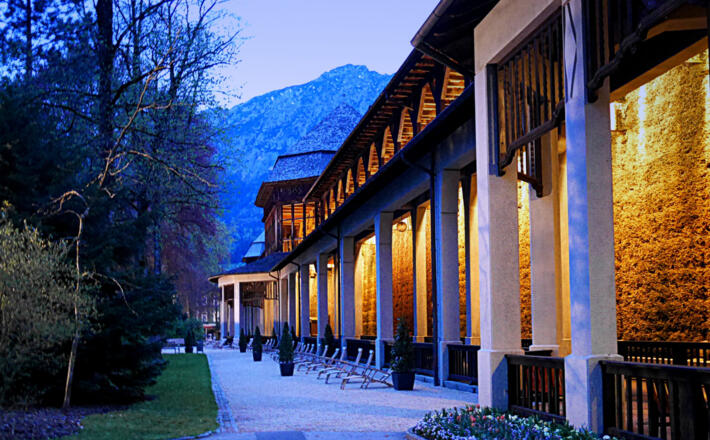Das AlpenSole Gradierhaus am Abend