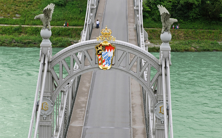 Nahaufnahme der Brückensäulen der Länderbrücke mit dem Bayerischen Wappen - Foto von Oliver Freudenthaler