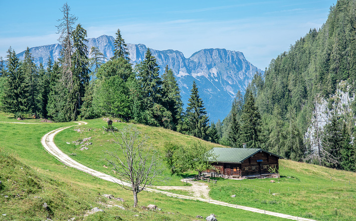 Der oberste Kaser der Büchsenalm, im Hintergrund der Untersberg
