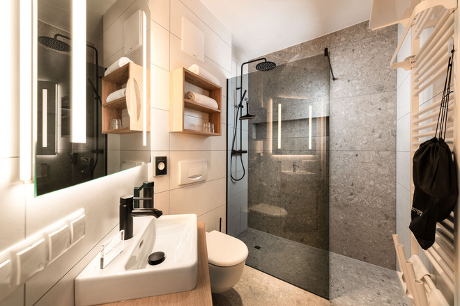modernes Badezimmer in Familiensuite im Tauernhof