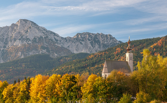 Die Angerer Kirche im Herbst vor dem Hochstaufen
