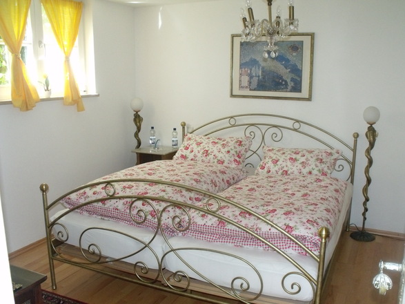 Schlafzimmer mit Doppelbett